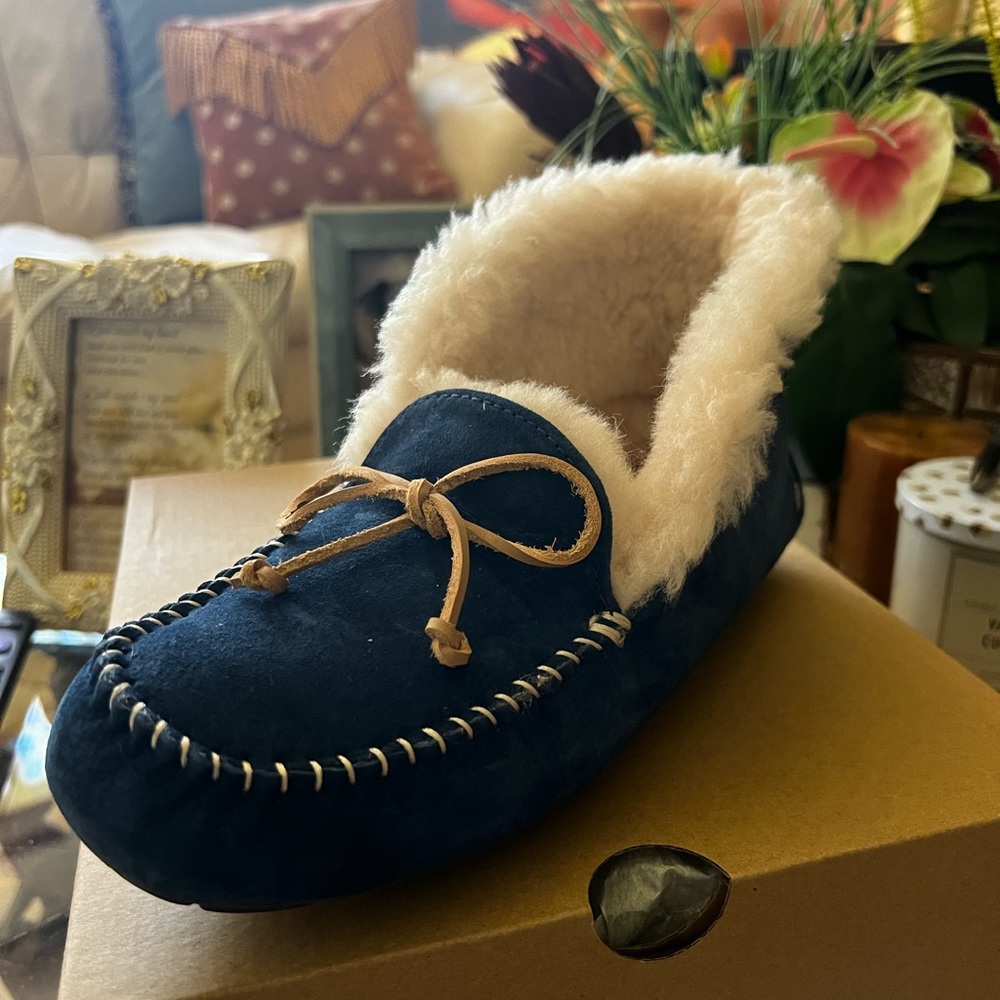 UGG Alena fur slippers ( size 9 )